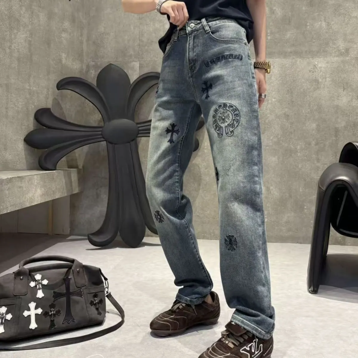 P176 Style No. Cc937 Chrome hearts high street embroidered jeans Chrome hearts vibe style versatile jeans are the most popular high street style at the moment. Made of beaded canvas fabric, heavy washing makes the upper body of the fabric more textured and the pants are tall and straight! The three-dimensional cutting of the whole trousers is a masterpiece! The beaded canvas fabric is thick and soft after washing. It has good breathability. Customized small leather label. Unique design. The details are in place, simple and elegant, and the workmanship is exquisite. The entire trousers are neatly routed and the details are in place! It’s so cool. It’s a genderless trend that both men and women can easily control. Color: Picture color. Sizes M-XXL